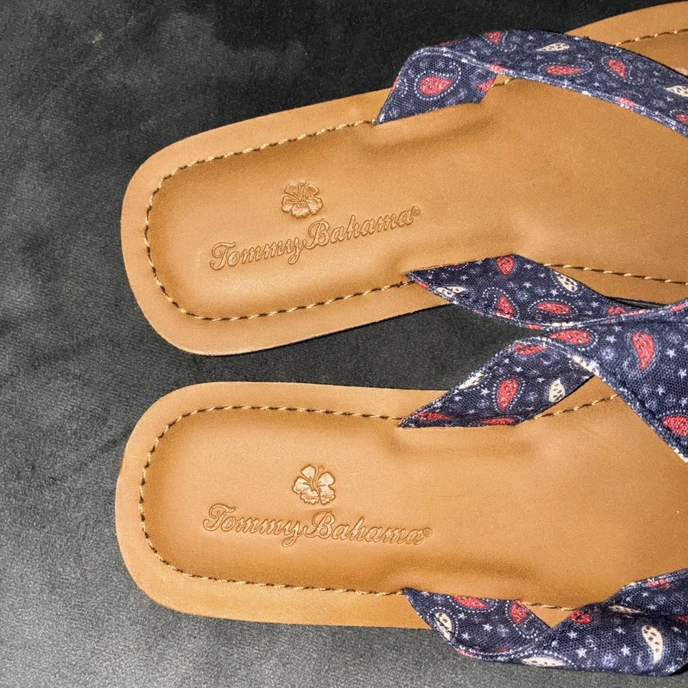 Tommy Bahama Womens Flip Flops Navy Blue Paisley Thong Sandals Size 7 Flat Beach